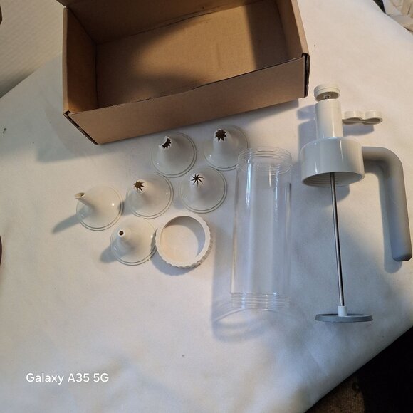 The Pampered Chef Easy Accent Decorator W/ Attachments For Cake & Pastry Decorat - Picture 5 of 6